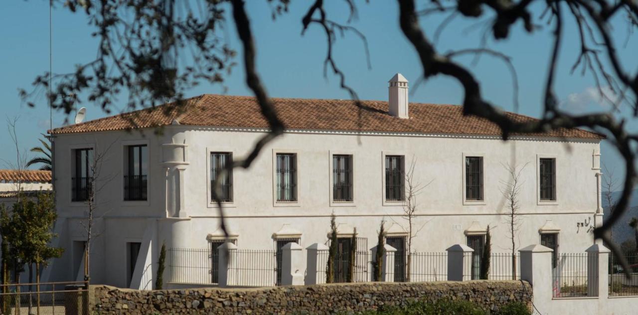 Отель La Dehesa De Don Pedro Монестерио Экстерьер фото